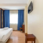 Quarto low-cost no hotel colibri. Hotel costa da caparica com quartos low-cost.